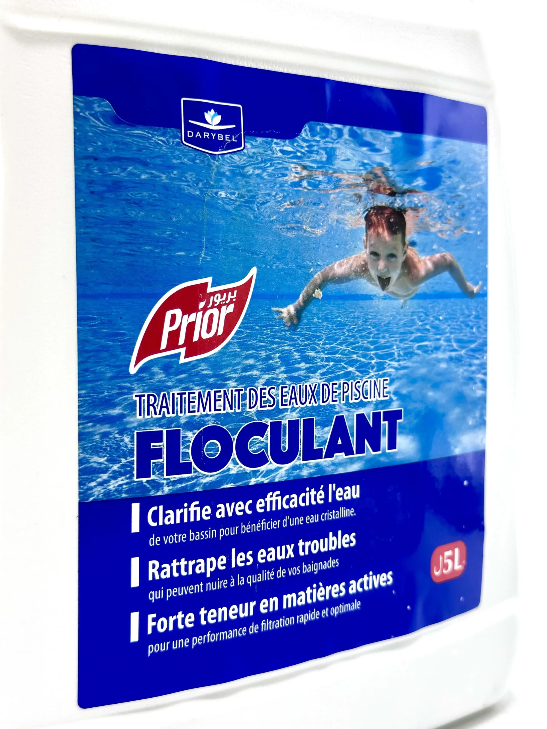 Piscine avec une eau parfaitement transparente après un traitement au floculant