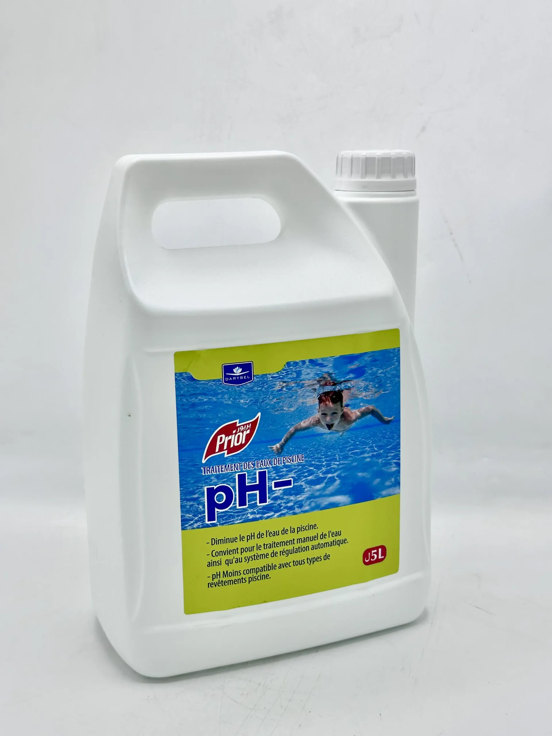 Analyse du taux de pH de l'eau d'une piscine avec un testeur