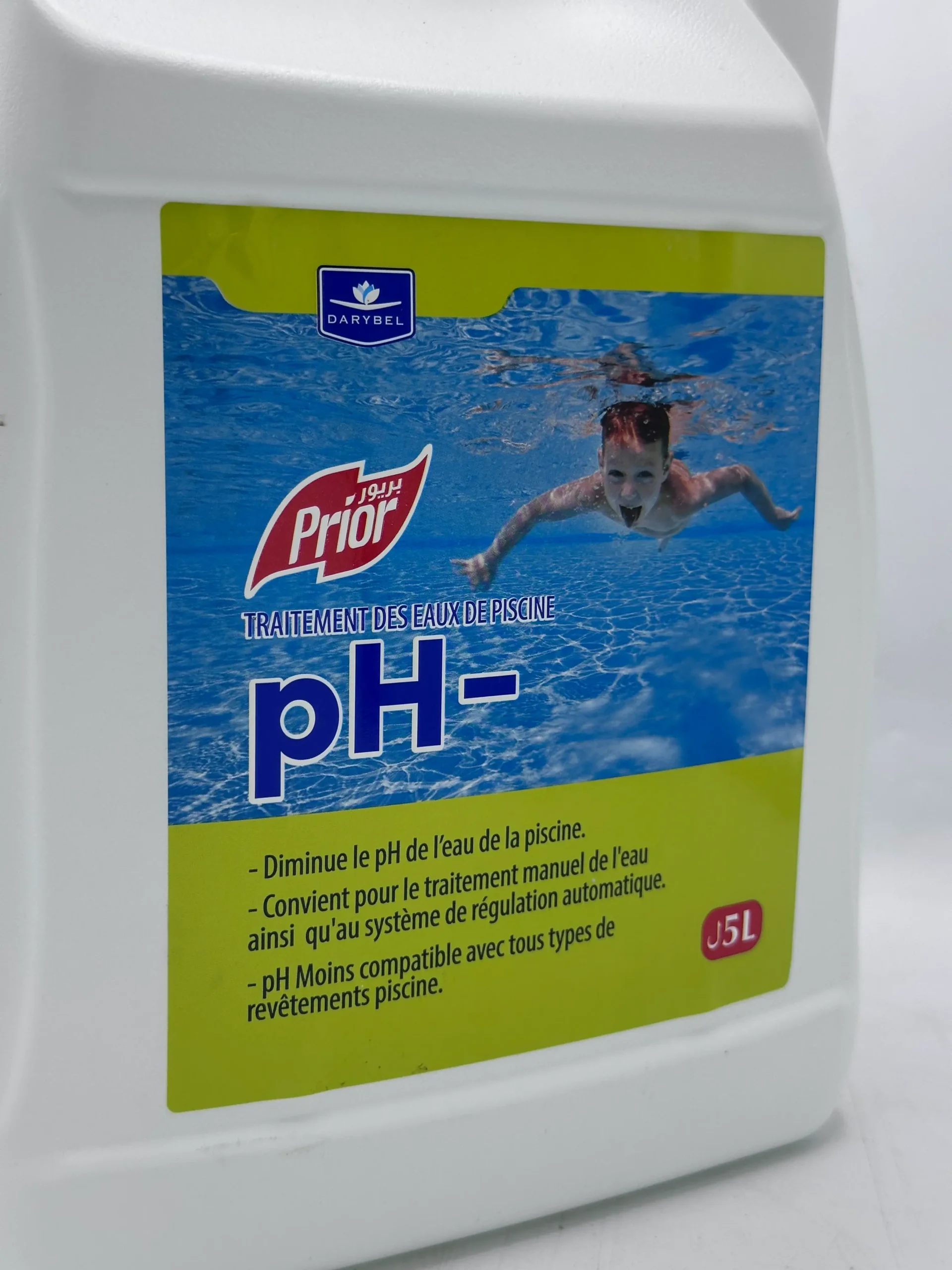 Application du produit pH moins liquide directement dans le bassin