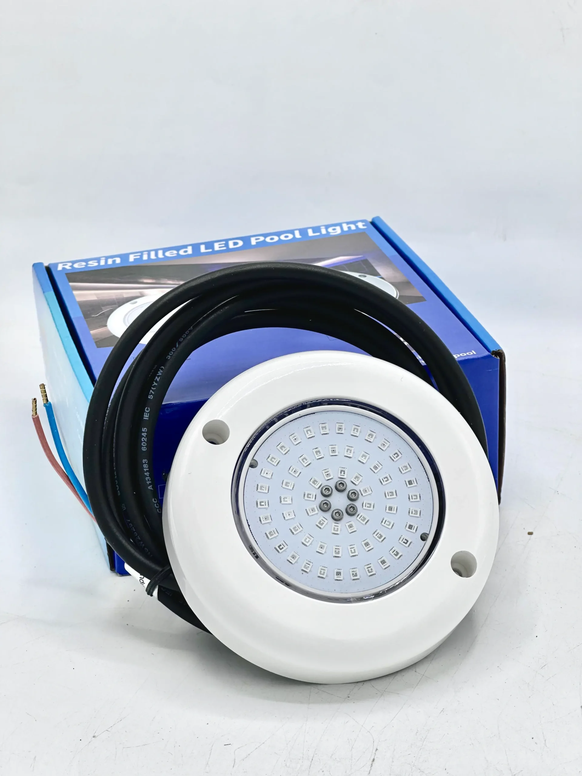 Ambiance colorée de piscine avec spot LED RGB