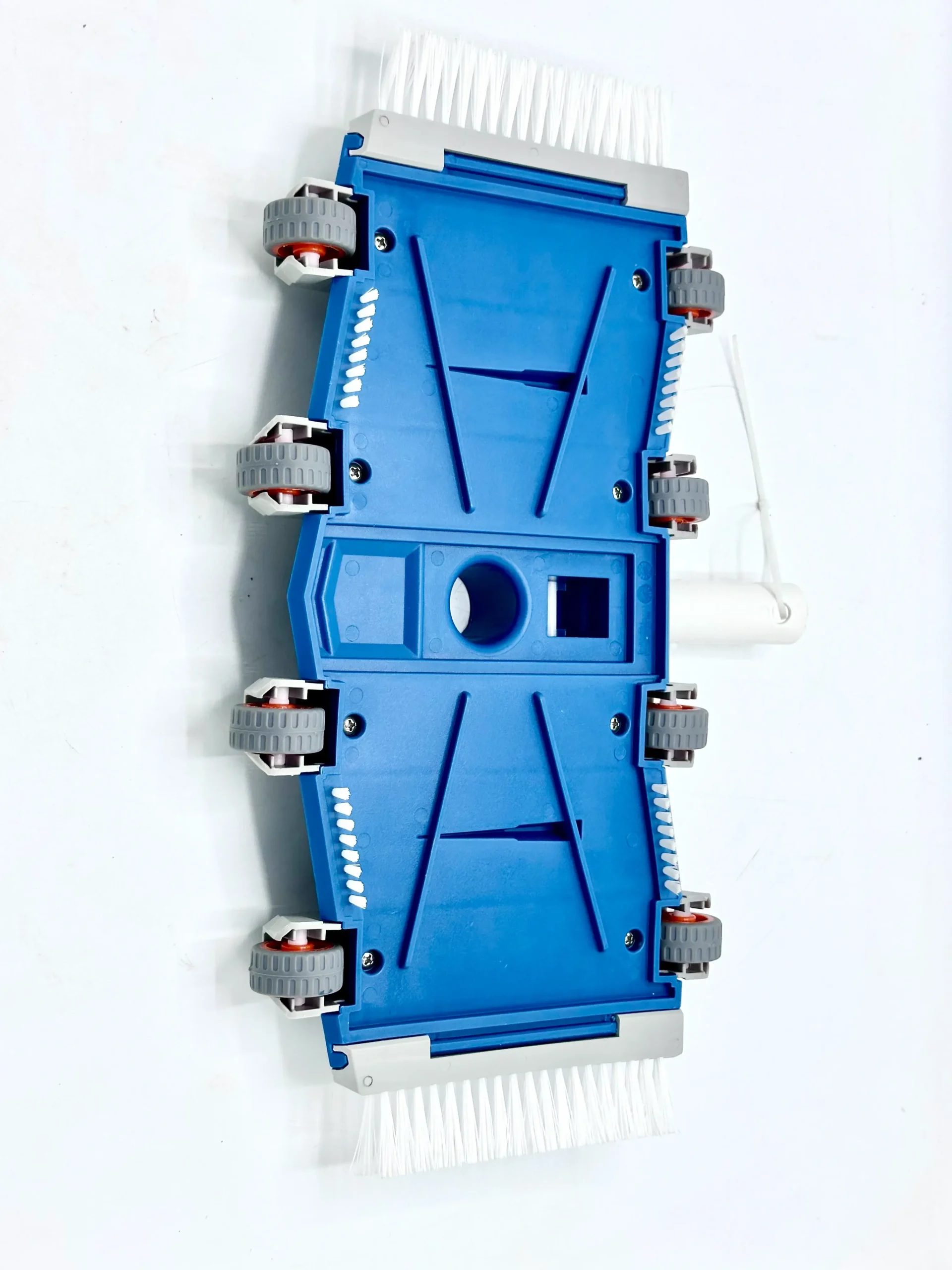 Nettoyage du fond de la piscine avec le balai AstralPool