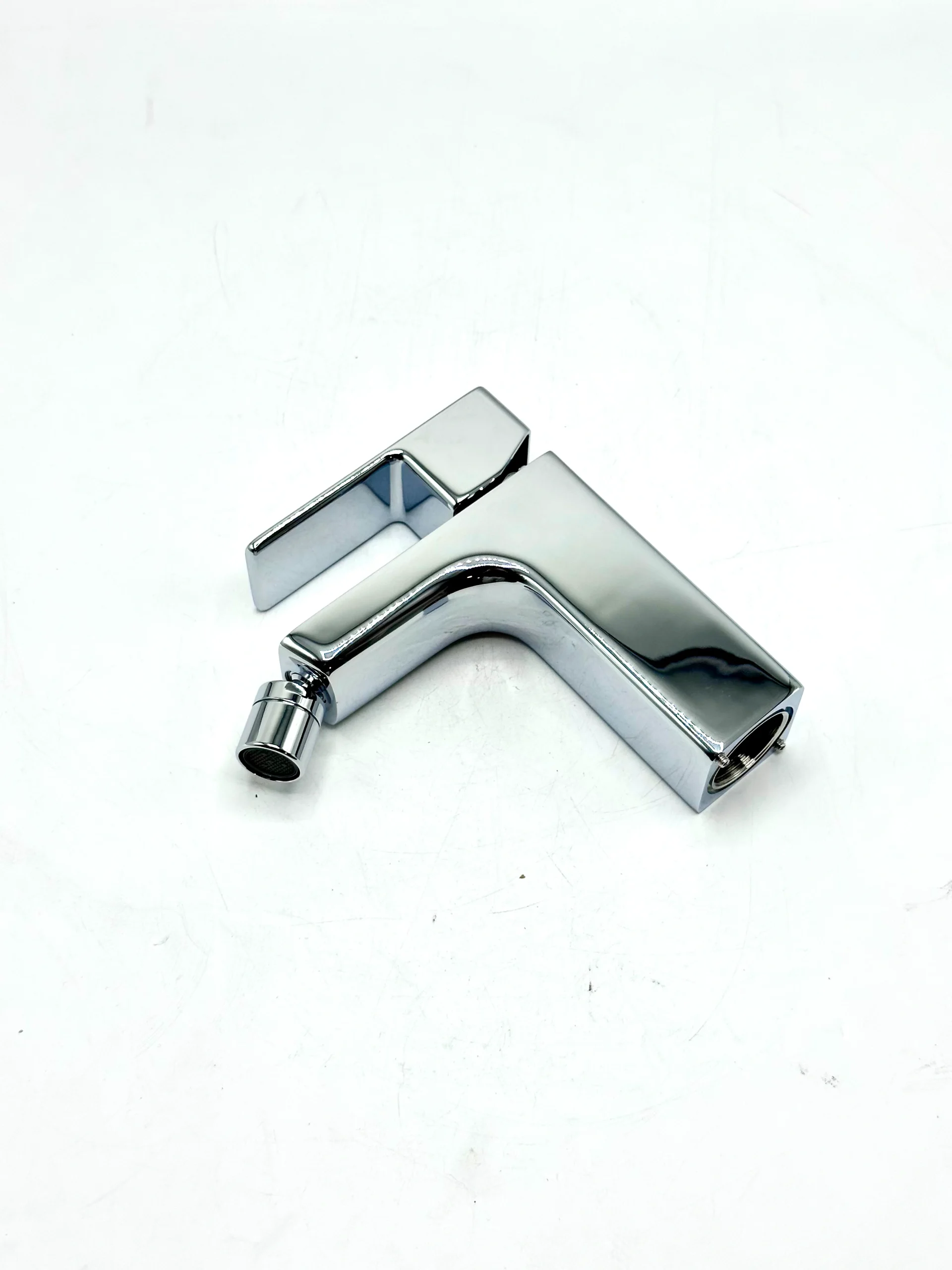 Vue détaillée du mitigeur de bidet carré chromé