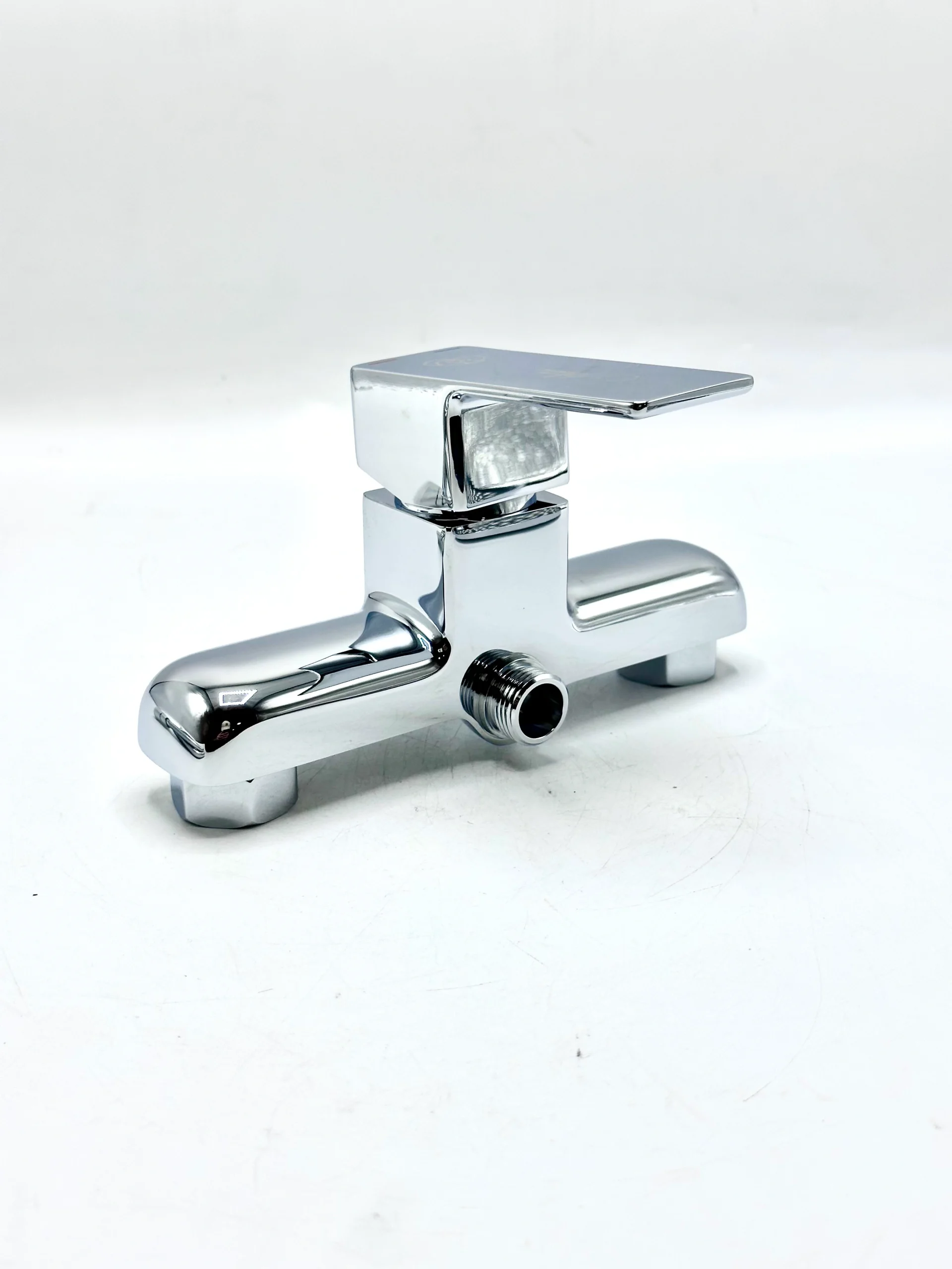 Vue détaillée du mitigeur de douche carré chromé