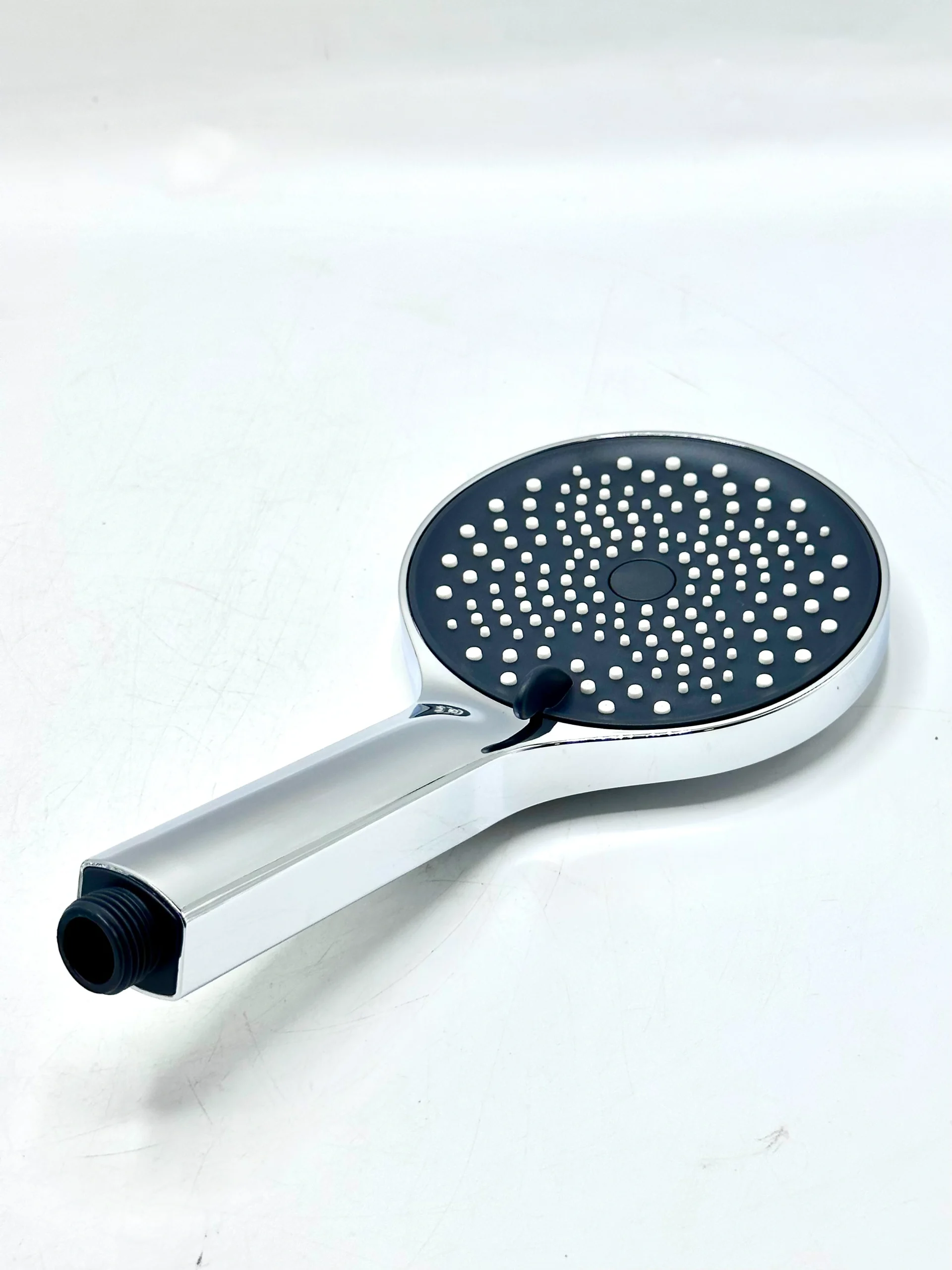 Vue détaillée du mitigeur de douche carré chromé