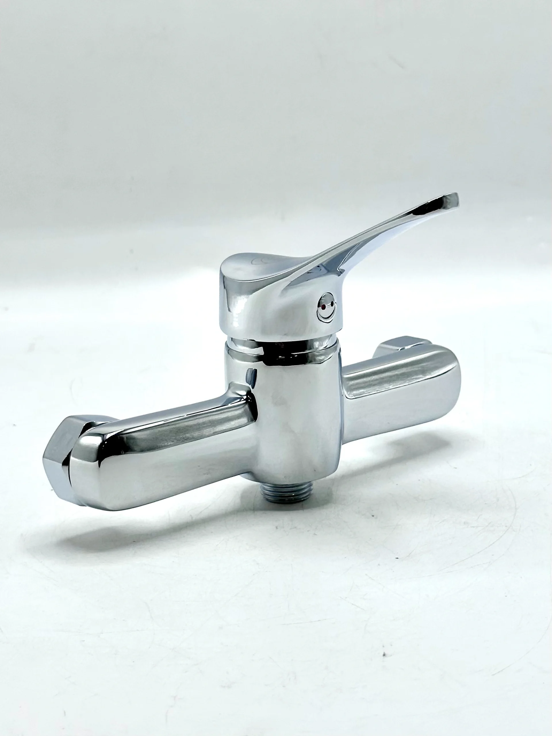 Vue détaillée du mitigeur de douche chrome rond