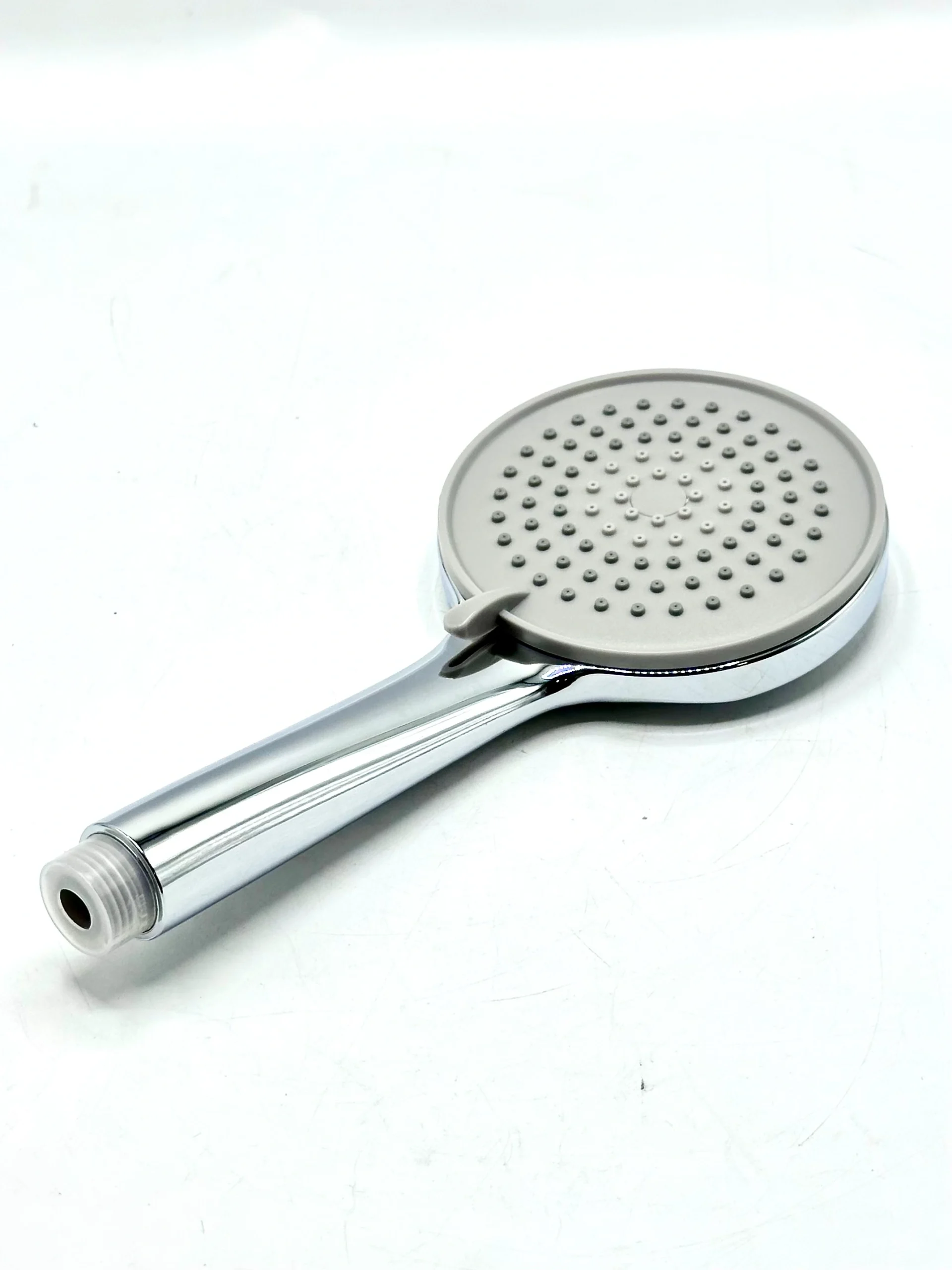 Vue détaillée du mitigeur de douche chrome rond